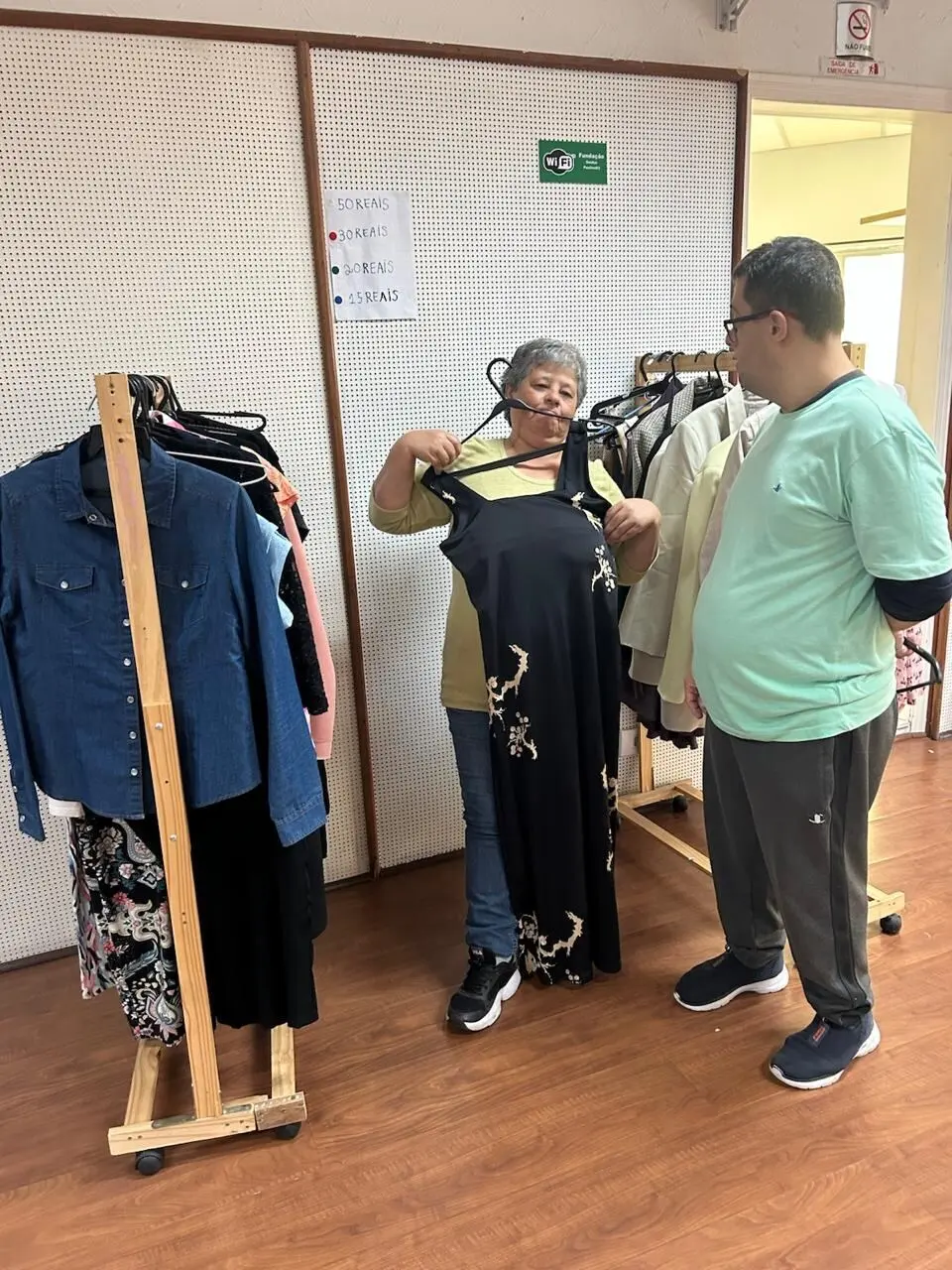 Atendimento no brechó da Fundação